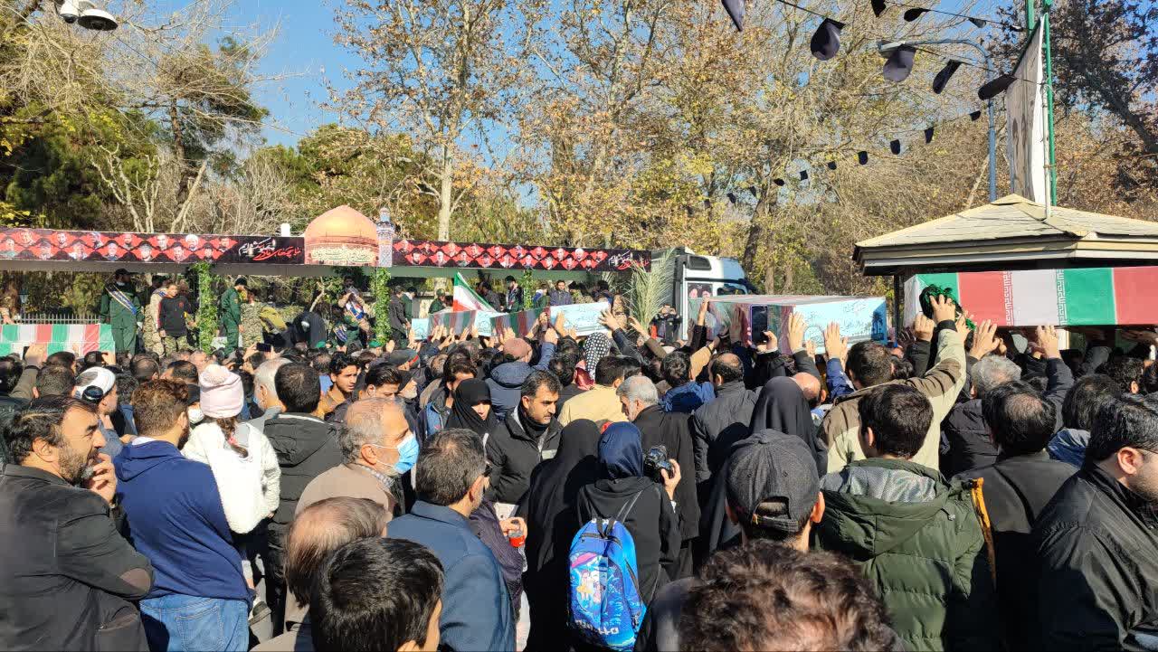 برپایی ایستگاه صلواتی در مراسم تشییع پیکر شهدا